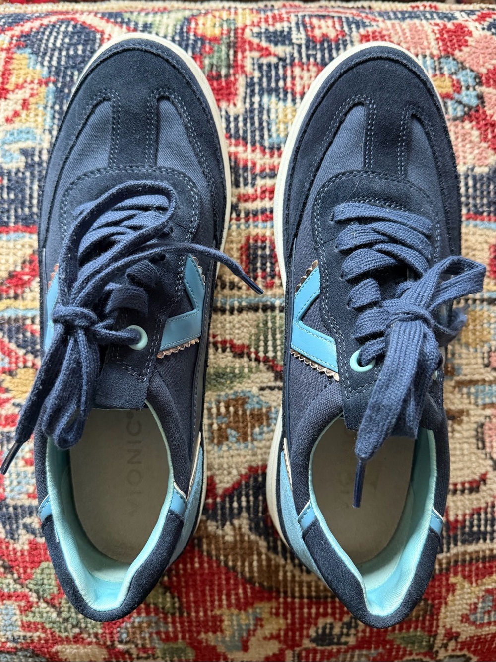 • Vionic Sneakers •